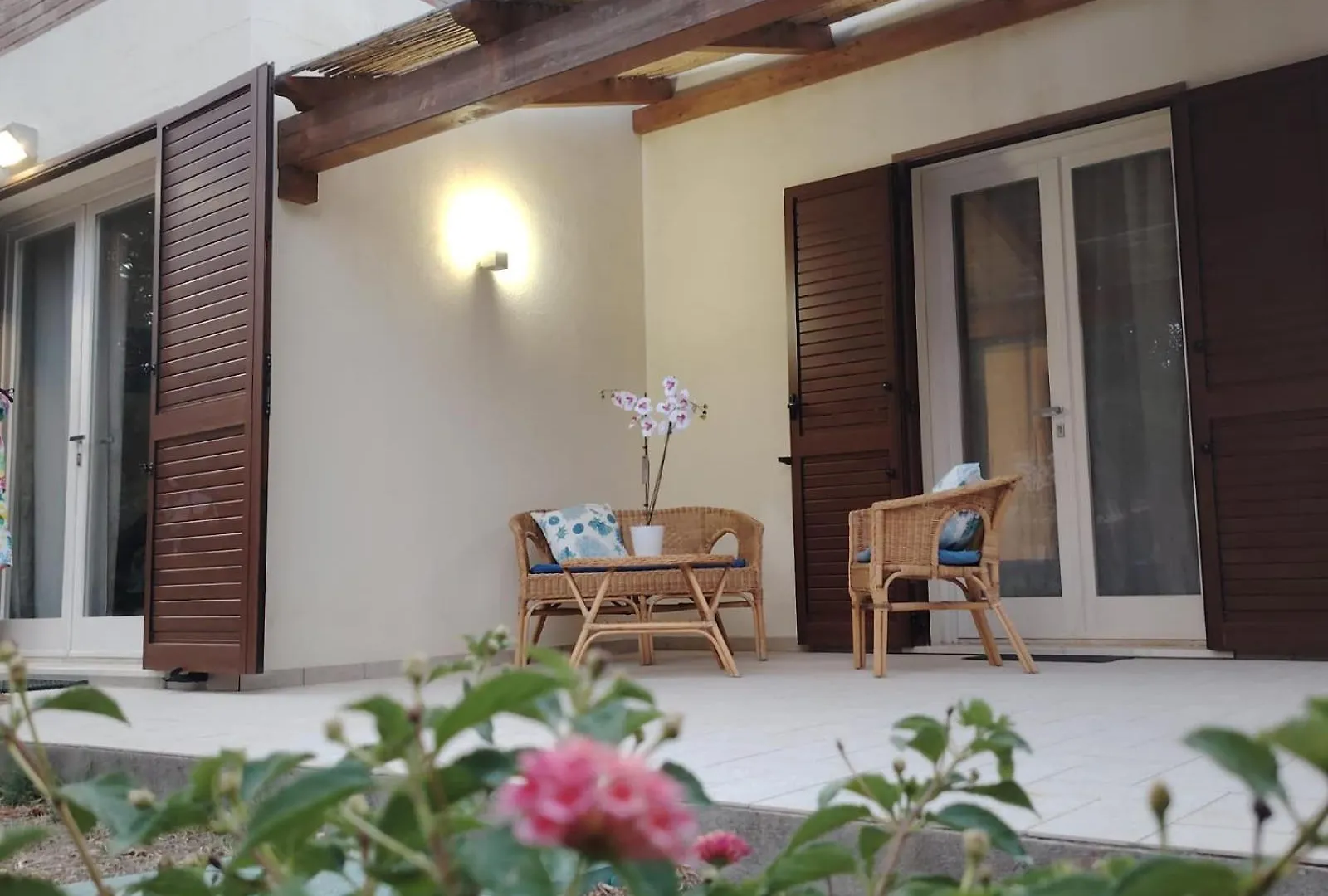 Eli\'S Beach House location